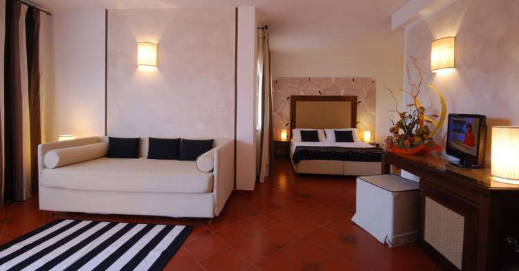 Una delle camere del Cala Rosa Hotel